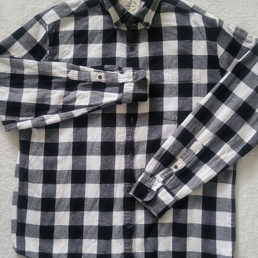 St. John's Bay Men's Black and White Checkered Flannel Button Down Shirt Size L